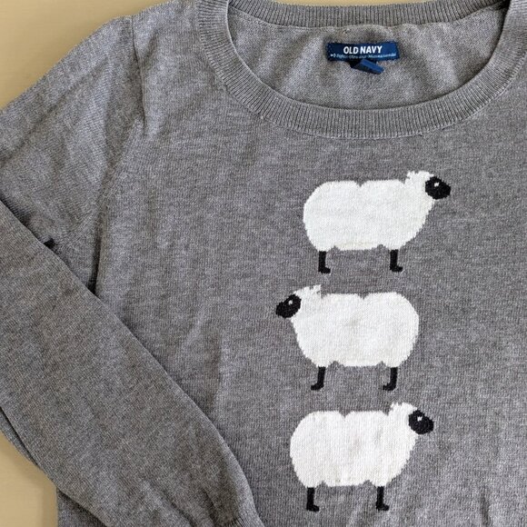 3 / 20$ Old Navy Graphic Sweater – Size Medium - Picture 3 of 4